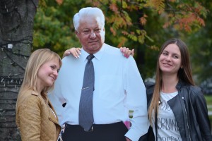 Посетители фестиваля "Остров 90-х" в парке Музеон фотографируются с фигурой Бориса Ельцина