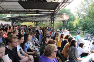 Лекции и литературные чтения на  фестивале "0стров 90-х" в парке Музеон 