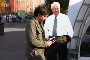 Посетители фестиваля "Остров 90-х" в парке Музеон фотографируются с фигурой Бориса Ельцина 