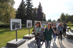 Фотовыставка на  фестивале "0стров 90-х" в парке Музеон