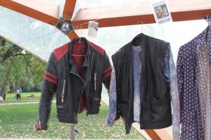 Артефакты 90-х на  фестивале "0стров 90-х" в парке Музеон: куртки-кожанки 