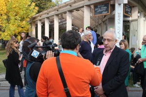 Николай Сванидзе  - участник круглого стола «Медиа 90-х: ТВ и радио» на фестивале "Остров 90-х" в парке Музеон 