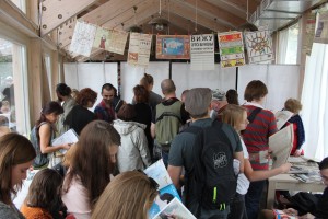 Выставка-читальня «Медиа 90-х» на  фестивале "0стров 90-х" в парке Музеон