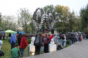  Художник Александр Петлюра устроил показ мод: показ-памятник 90-м на  фестивале "0стров 90-х" 