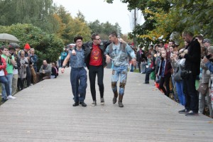  Художник Александр Петлюра устроил показ мод: показ-памятник 90-м на фестивале "0стров 90-х"