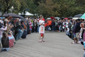  Художник Александр Петлюра устроил показ мод: показ-памятник 90-м на  фестивале "0стров 90-х" 