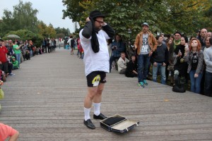  Художник Александр Петлюра устроил показ мод: показ-памятник 90-м на  фестивале "0стров 90-х" 