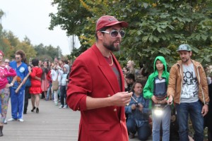  Художник Александр Петлюра устроил показ мод: показ-памятник 90-м на  фестивале "0стров 90-х"  