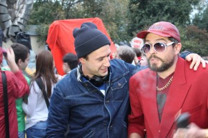  Художник Александр Петлюра устроил показ мод: показ-памятник 90-м на  фестивале "0стров 90-х"  