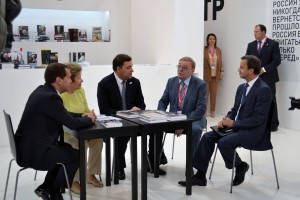 Дмитрий Медведев посетил стенд Ельцин центра на ИННОПРОМе-2014