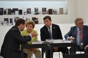 Дмитрий Медведев посетил стенд Ельцин центра на ИННОПРОМе-2014