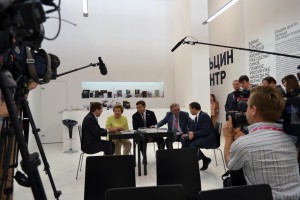 Дмитрий Медведев посетил стенд Ельцин центра на ИННОПРОМе-2014