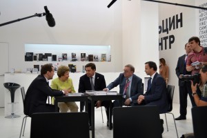 Дмитрий Медведев посетил стенд Ельцин центра на ИННОПРОМе-2014