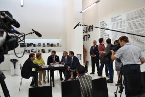 Дмитрий Медведев посетил стенд Ельцин центра на ИННОПРОМе-2014