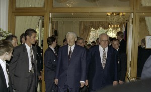 Визит президента РФ Бориса Ельцина в ФРГ. Борис Ельцин и Гельмут Коль перед началом встречи