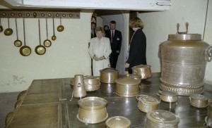 Визит президента РФ Бориса Ельцина в ФРГ. Супруга президента РФ Наина Ельцина и супруга федерального канцлера ФРГ Ханнелоре Коль во время осмотра памятников средневековой архитектуры