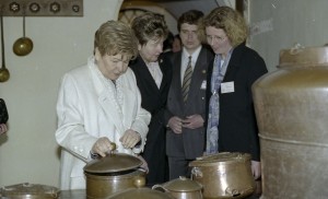 Визит президента РФ Бориса Ельцина в ФРГ. Супруга президента РФ Наина Ельцина и супруга федерального канцлера ФРГ Ханнелоре Коль во время осмотра памятников средневековой архитектуры