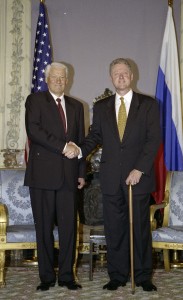 Саммит НАТО-Россия. Президент РФ Борис Ельцин и президент США Уилям Дж. (Билл) Клинтон перед началом встречи