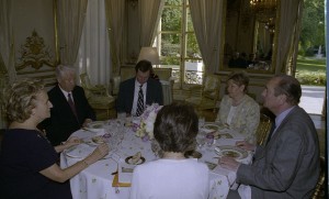 Саммит НАТО-Россия. Президент РФ Борис Ельцин и Президент Франции Жак Ширак с супругами во время официального обеда