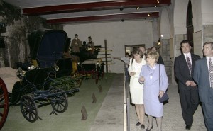 Саммит НАТО-Россия. Супруга президента РФ Наина Ельцина во время посещения летней резиденции французских королей