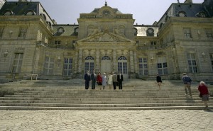 Саммит НАТО-Россия. Супруга президента РФ Наина Ельцина во время посещения летней резиденции французских королей