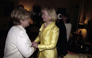 Пребывание президента РФ Бориса Ельцина на встрече глав государств и правительств стран «восьмерки». Супруга президента РФ Наина Ельцина и супруга президента США Хиллари Клинтон во время встречи