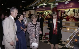 Пребывание президента РФ Бориса Ельцина на встрече глав государств и правительств стран «восьмерки». Супруга президента РФ Наина Ельцина в ресторане «Буффало»