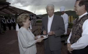 Пребывание президента РФ Бориса Ельцина на встрече глав государств и правительств стран «восьмерки». Президент РФ Бориса Ельцин и супруга президента РФ Наина Ельцина во время обеда с участием глав государств и правительств стран «восьмерки» с супругами в