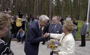 Президент РФ Борис Ельцин на отдыхе. Пребывание в Карелии президента Финляндии Мартти Ахтисаари. Президент РФ Борис Ельцин приветствует супругу президента Финляндии Ээву Ахтисаари
