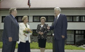 Президент РФ Борис Ельцин на отдыхе. Пребывание в Карелии президента Финляндии Мартти Ахтисаари. Президент РФ Борис Ельцин и президент Финляндии Мартти Ахтисаари с супругами