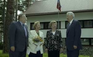 Президент РФ Борис Ельцин на отдыхе. Пребывание в Карелии президента Финляндии Мартти Ахтисаари. Президент РФ Борис Ельцин и президент Финляндии Мартти Ахтисаари с супругами