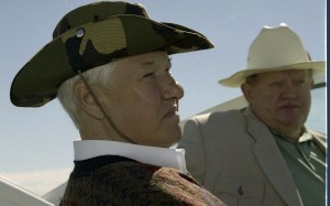 Президент РФ Борис Ельцин на отдыхе. Пребывание в Карелии президента Финляндии Мартти Ахтисаари. Президент РФ Борис Ельцин во время прогулки на катере