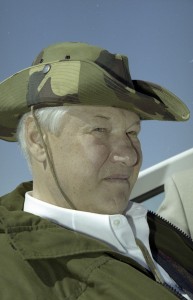 Президент РФ Борис Ельцин на отдыхе. Пребывание в Карелии президента Финляндии Мартти Ахтисаари. Президент РФ Борис Ельцин во время прогулки на катере