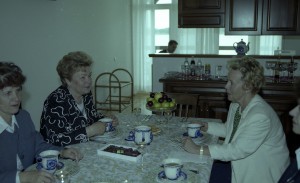 Президент РФ Борис Ельцин на отдыхе. Пребывание в Карелии президента Финляндии Мартти Ахтисаари. Супруга президента Финдляндии Ээва Ахтисаари и супруга президента РФ Наина Ельцина во время встречи