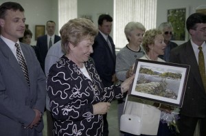 Президент РФ Борис Ельцин на отдыхе. Пребывание в Карелии президента Финляндии Мартти Ахтисаари. Супруга президента РФ Наина Ельцина и супруга президента Финляндии Ээва Ахтисаари посетили выставку народного художника РФ К.А. Гоголева в г. Петрозаводске