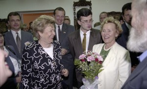 Президент РФ Борис Ельцин на отдыхе. Пребывание в Карелии президента Финляндии Мартти Ахтисаари. Супруга президента РФ Наина Ельцина и супруга президента Финляндии Ээва Ахтисаари посетили выставку народного художника РФ К.А. Гоголева в г. Петрозаводске