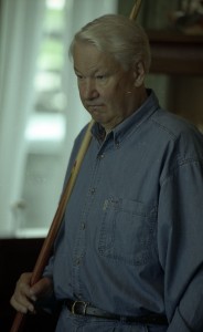 Президент РФ  Борис Ельцин на отдыхе. Игра в бильярд