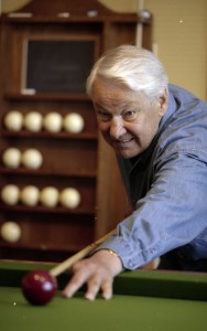 Президент РФ  Борис Ельцин на отдыхе. Игра в бильярд