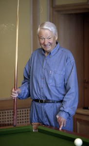 Президент РФ  Борис Ельцин на отдыхе. Игра в бильярд