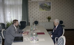 Президент РФ Борис Ельцин во время встречи с председателем Центробанка РФ С.К. Дубининым