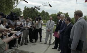 Встреча президента РФ Бориса Ельцина с вице-премьерами Б.Немцовым и О.Сысуевым, главой Администрации Президента РФ В.Б. Юмашевым, председателем Центробанка С.К. Дубининым, председателем правления РАО «ЕЭС России» Б.А. Бревновым, заместителем министра топл