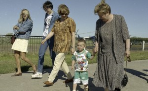 Посещение президентом РФ Борисом Ельциным, проводящим отпуск в Самарской области в пансионате «Волжский утес», фермерских хозяйств Ставропольского района, построенных с участием голландской фирмы «Себеко». Супруга президента РФ Наина Ельцина на ферме у А.