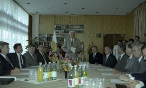 Президент РФ Борис Ельцин во время подписания договора о разграничении полномочий и предметов ведения между федеральными властями и субъектами РФ