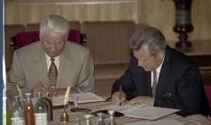 Президент РФ Борис Ельцин во время подписания договора о разграничении полномочий и предметов ведения между федеральными властями и субъектами РФ