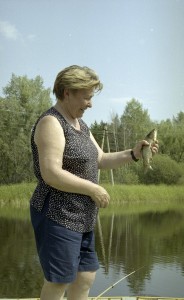 Президент РФ Борис Ельцин на отдыхе. Супруга президента РФ Наина Ельцина на рыбалке