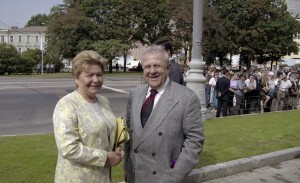 Супруга президента РФ Наина Ельцина и скульптор Зураб Церетели