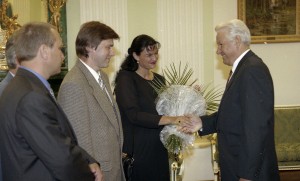 Президент РФ Борис Ельцин во время встречи с одиннадцатью российскими журналистами, бывшими заложниками в Чечне