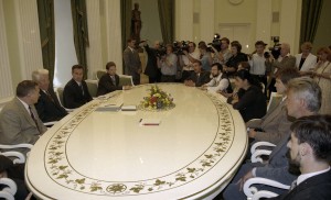 Президент РФ Борис Ельцин во время встречи с одиннадцатью российскими журналистами, бывшими заложниками в Чечне
