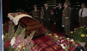 Президент РФ Борис Ельцин во время церемонии прощания с народным артистом СССР Ю.В. Никулиным