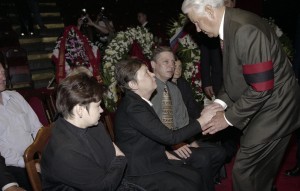 Президент РФ Борис Ельцин во время церемонии прощания с народным артистом СССР Ю.В. Никулиным